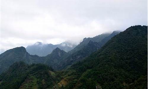 重峦叠嶂的读音-重峦叠嶂咋读